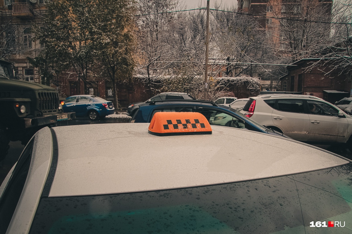 Ночные разборки: в Ростове автомобилист разбирался с таксистом при помощи биты и электрошокера