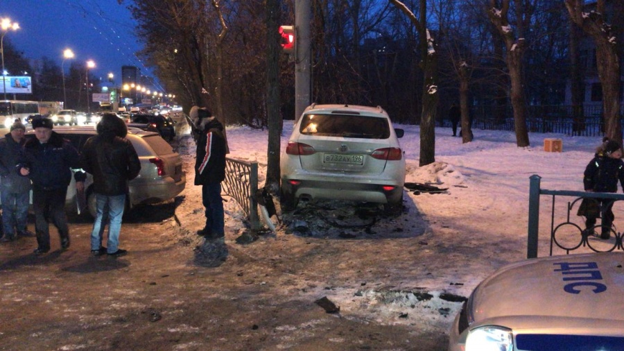 В Екатеринбурге в ДТП пострадала 13-летняя девочка В Екатеринбурге в ДТП пострадала 13-летняя девочка