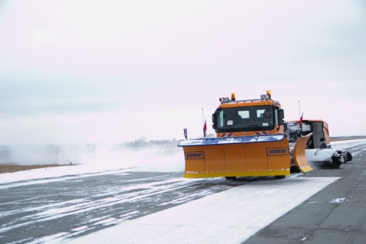 Новая машина убирает снег со скоростью 60 км/час