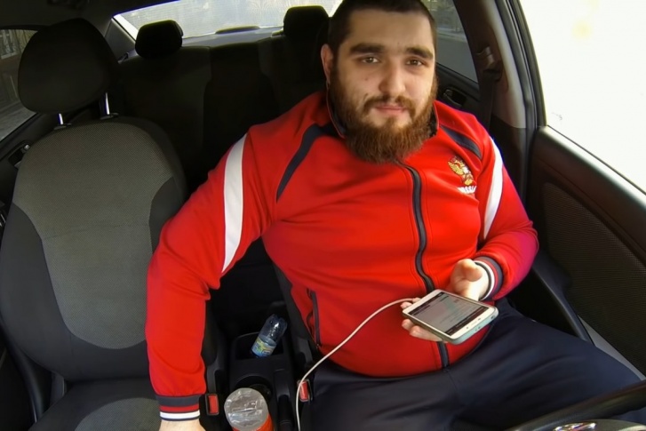 Таксист Михаил записывает видео для YouTube в салоне своего авто 