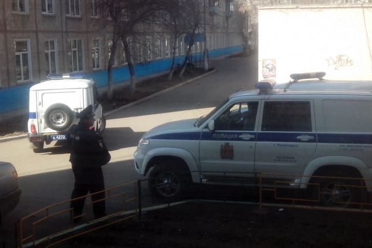Полицейские оцепили поликлинику на Ключевской Полицейские оцепили поликлинику на Ключевской