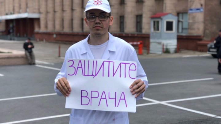 «Страшно работать»: в Перми прошли одиночные пикеты врачей в защиту неонатолога Элины Сушкевич