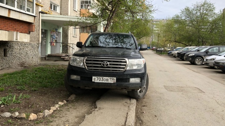 «Я паркуюсь как...»: гаишники-нарушители, автохам «Почты России» и «инвалид» у мэрии Екатеринбурга