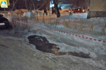 На дороге образовалась яма На дороге образовалась яма