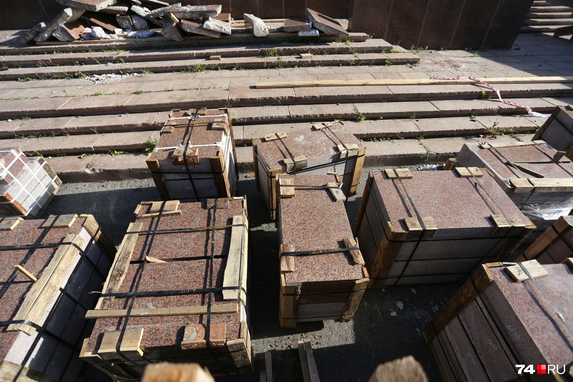 Для реконструкции памятника закупили около 380 плиток емельяновского гранита