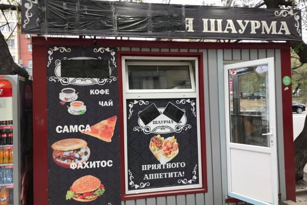 На вывесках заклеили одно слово после скандала с отравлением посетителей На вывесках заклеили одно слово после скандала с отравлением посетителей