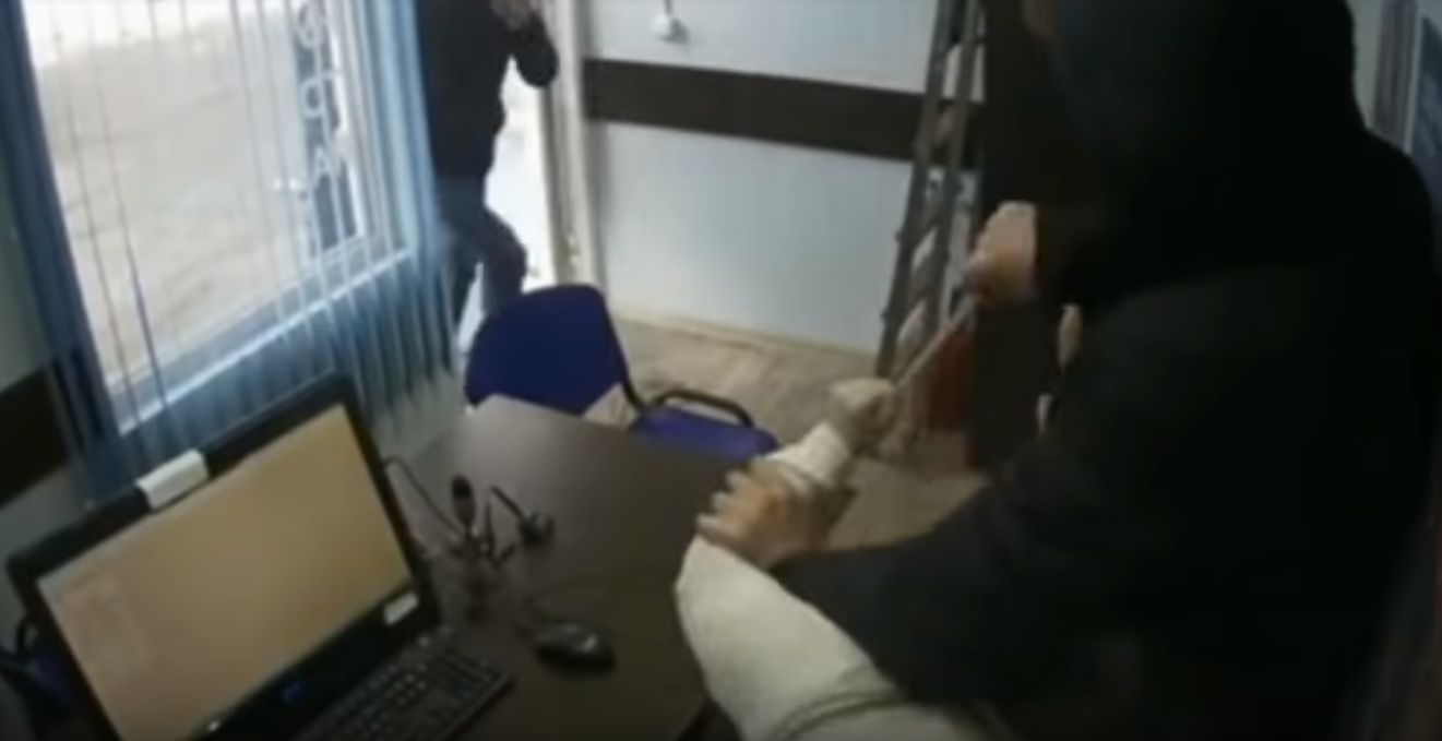 Полиция Краснокамска ищет грабителя, который напал с ножом на сотрудницу офиса микрозаймов. Видео
