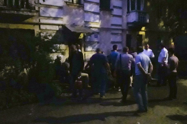 Жильцы дома стоят на улице Жильцы дома стоят на улице