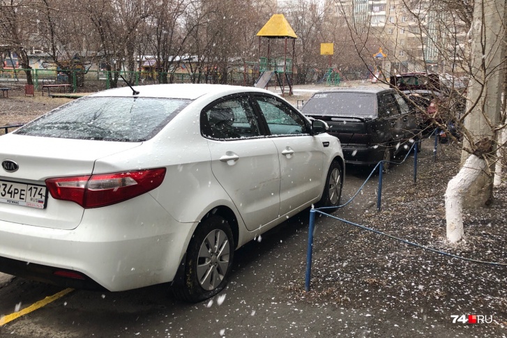 Машины стояли так, что пройти по тротуару было невозможно Машины стояли так, что пройти по тротуару было невозможно