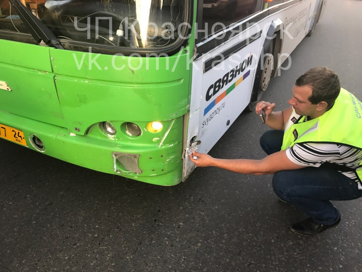 В Октябрьском районе автобус перевернул ВАЗ с водителем-пенсионером