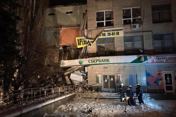 Обрушилась часть стены здания над Сбербанком Обрушилась часть стены здания над Сбербанком