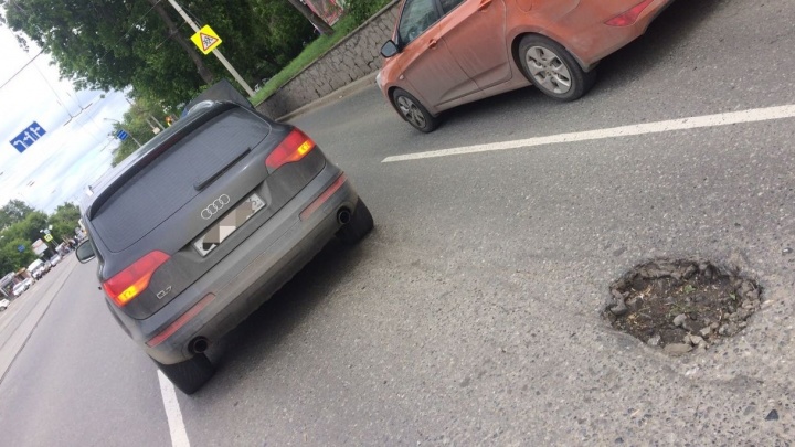 Екатеринбуржец на Audi Q7 пробил два колеса в глубокой яме на Малышева