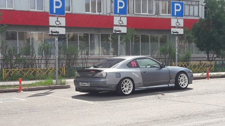 «Я паркуюсь как…»: наглость водителей Красноярска в 20 фото