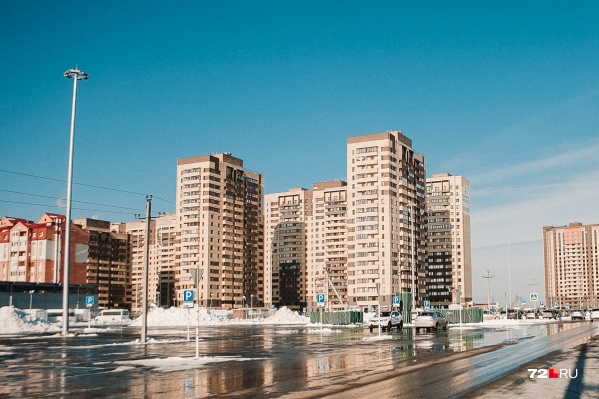 Местные агентства за помощь по продаже вторички берут 2–6% от стоимости квартиры. Отказавшись от услуг риелтора, вы сможете сэкономить до 150 тысяч рублей Местные агентства за помощь по продаже вторички берут 2–6% от стоимости квартиры. Отказавшись от услуг риелтора, вы сможете сэкономить до 150 тысяч рублей