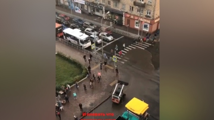 Дорожники разогнали лужи с асфальта на Кирова на пешеходов