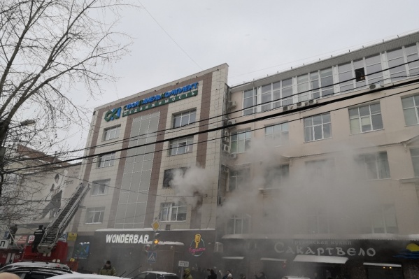 Увидев дым от пожара, к зданию сбежались люди. Они помогли спастись беременной женщине Увидев дым от пожара, к зданию сбежались люди. Они помогли спастись беременной женщине