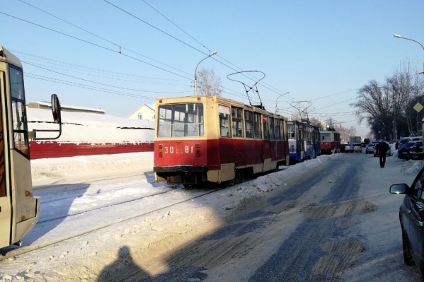Авария случилась на улице Гурьевской недалеко от перекрёстка с улицей Толстого Авария случилась на улице Гурьевской недалеко от перекрёстка с улицей Толстого