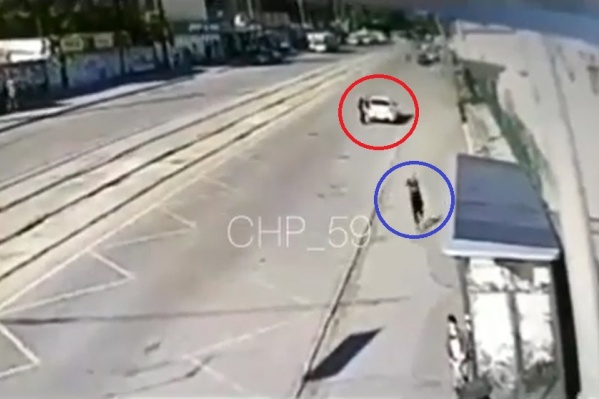 На скриншоте видны убегающий таксист и автомобиль, из которого выходит преступник На скриншоте видны убегающий таксист и автомобиль, из которого выходит преступник 