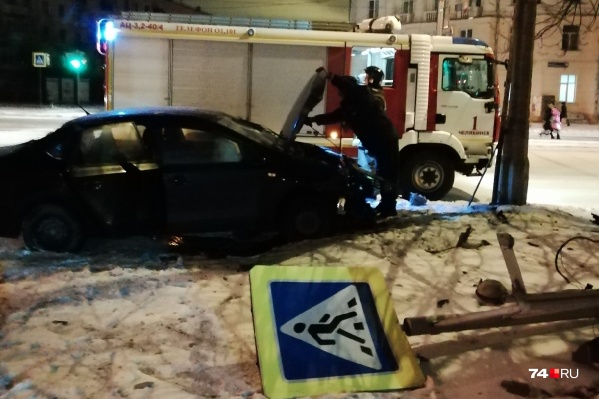После столкновения Volkswagen несколько метров пролетел по тротуару и врезался в знак После столкновения Volkswagen несколько метров пролетел по тротуару и врезался в знак