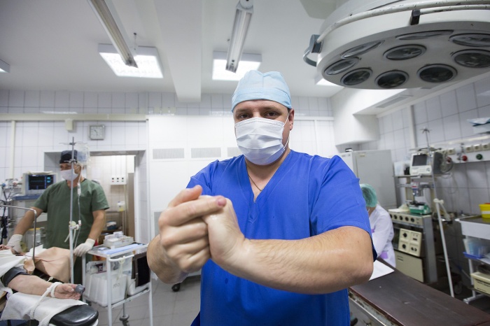 Заведующий «неотложкой» Евгений Шевелёв перед операцией