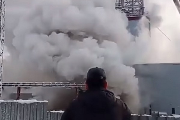 Во время пожара из шахтного ствола валил густой дым. Он мог появиться при горении пенокерамзитобетона, который использовали при строительстве Во время пожара из шахтного ствола валил густой дым. Он мог появиться при горении пенокерамзитобетона, который использовали при строительстве