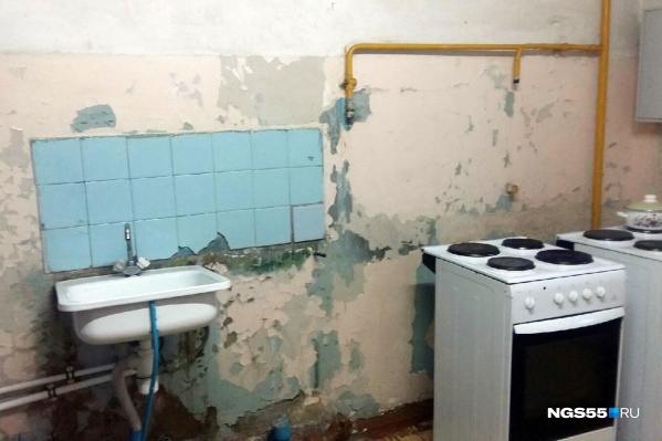 Студентам приходится спать, есть и мыться в обшарпанных помещениях Студентам приходится спать, есть и мыться в обшарпанных помещениях