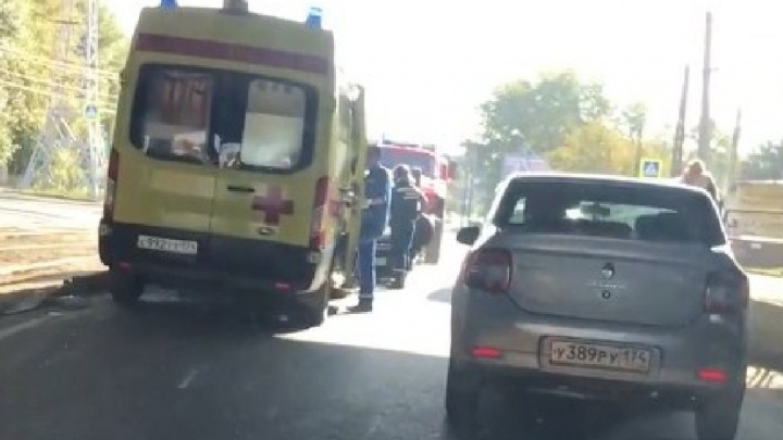 «Думал, она с моста упала»: в Челябинске перевернулась иномарка