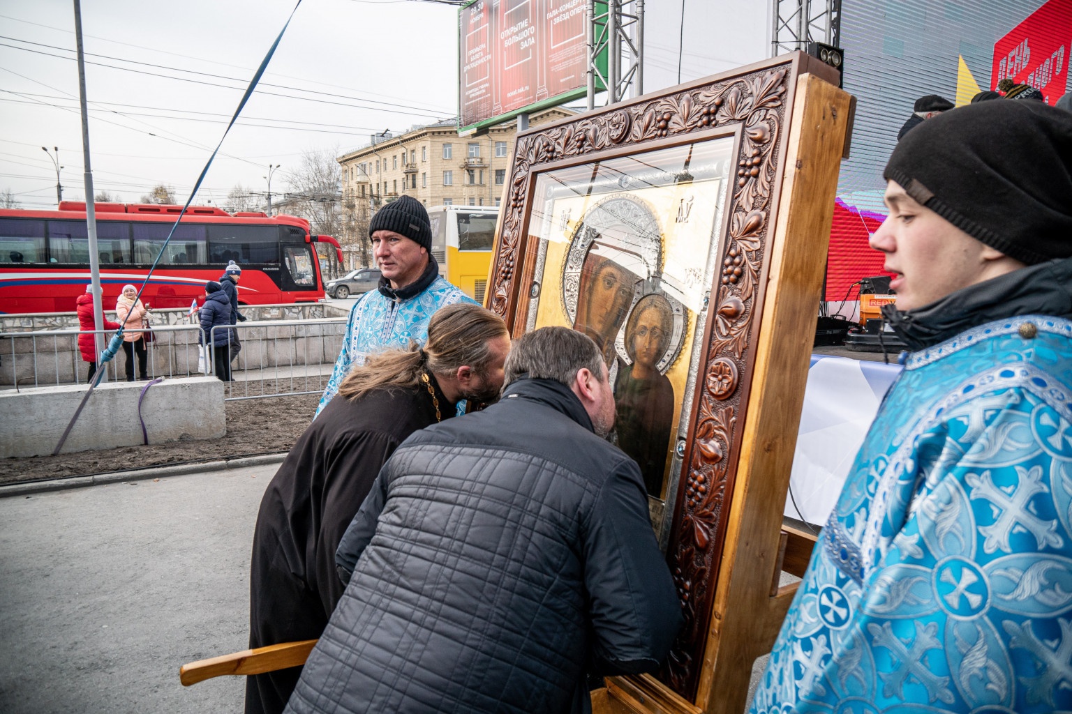 После молебна присутствующие могли прикоснуться к иконе После молебна присутствующие могли прикоснуться к иконе