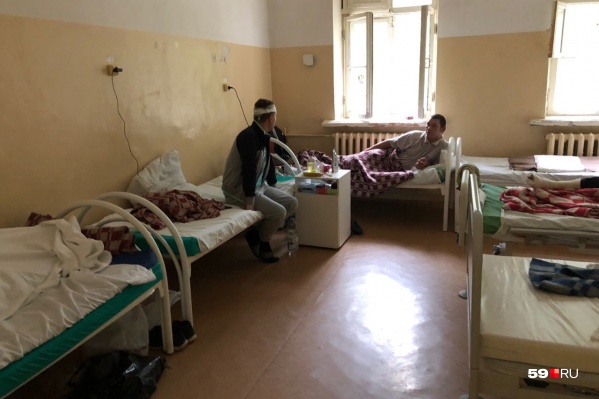 Слева на фото пациент Никита, пострадавший в ДТП. У него перемотана вся голова Слева на фото пациент Никита, пострадавший в ДТП. У него перемотана вся голова