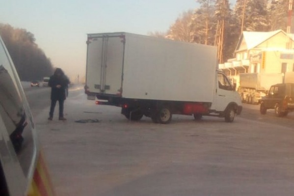 Водитель этой «газели» пытался развернуться в сторону Тюмени и получил удар от Chevrolet Водитель этой «газели» пытался развернуться в сторону Тюмени и получил удар от Chevrolet