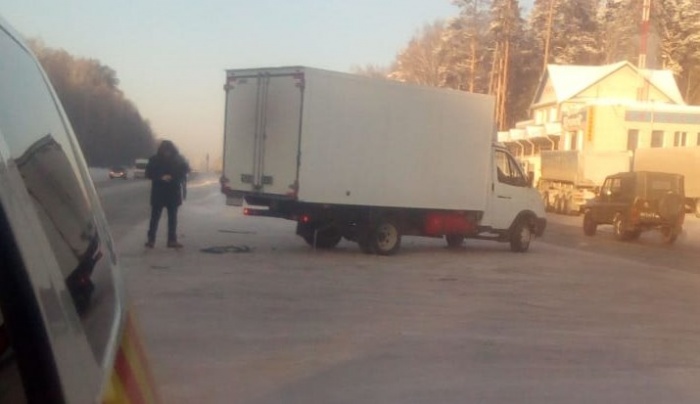 Водитель этой «газели» пытался развернуться в сторону Тюмени и получил удар от Chevrolet Водитель этой «газели» пытался развернуться в сторону Тюмени и получил удар от Chevrolet