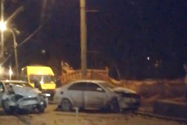 Оба автомобиля получили сильные механические повреждения Оба автомобиля получили сильные механические повреждения