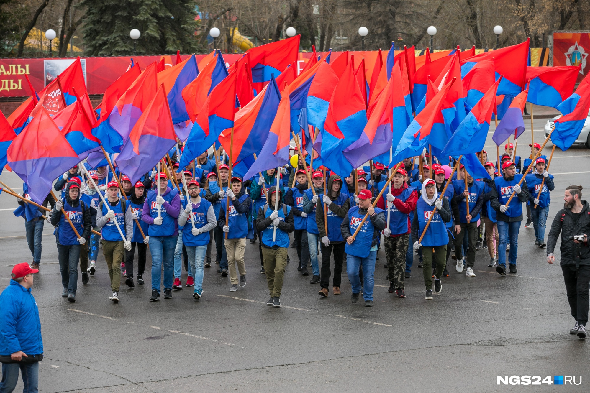демонстрацию 1 мая в городе серове. демонстрация в телемосте. демонстрация в телемосте. митинги и демонстрации. демонстрация в телемосте.
