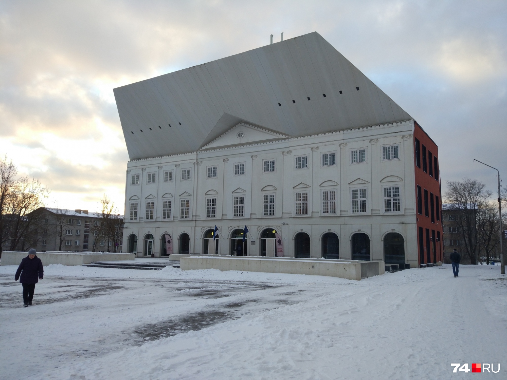 А это необычное по архитектуре здание — колледж в Нарве, где учится Стас