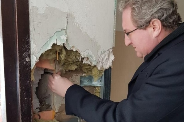 Уполномоченный по правам человека в Прикамье Павел Миков демонстрирует, в каком состоянии находится дом Уполномоченный по правам человека в Прикамье Павел Миков демонстрирует, в каком состоянии находится дом