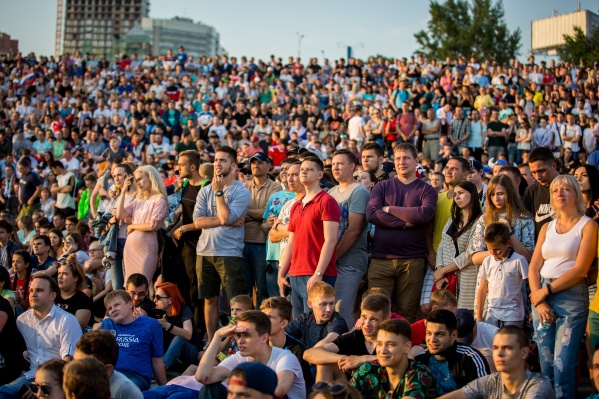 По оценкам сотрудников полиции, поболеть пришли не менее 3000 новосибирцев По оценкам сотрудников полиции, поболеть пришли не менее 3000 новосибирцев