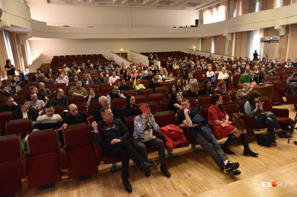 На слушания пришли две сотни человек На слушания пришли две сотни человек 