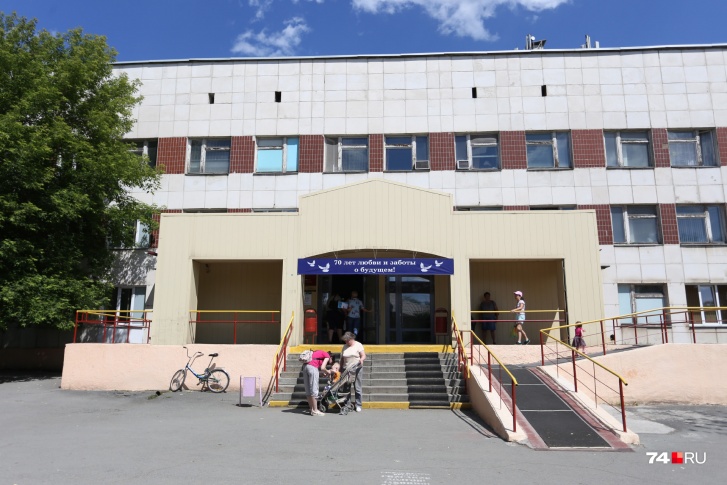На снижение зарплат сотрудники поликлиники детской горбольницы № 1 на улице Горького пожаловались в июне На снижение зарплат сотрудники поликлиники детской горбольницы № 1 на улице Горького пожаловались в июне