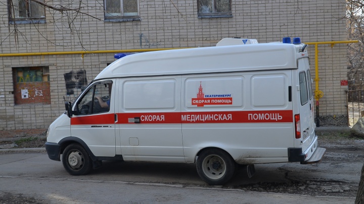 В Екатеринбурге агрессивный мужчина напал на бригаду скорой, приехавшей на вызов к пожилой женщине