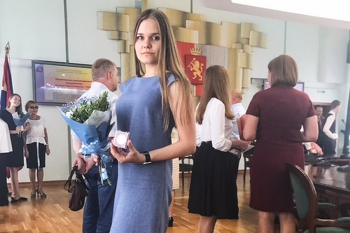 Девушка окончила школу № 144 в «Солнечном» Девушка окончила школу № 144 в «Солнечном»
