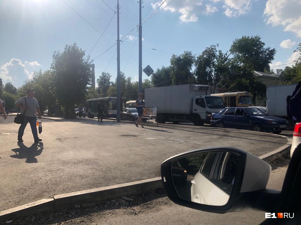 Терпеть дорожные заторы на этом направлении водителям придется минимум до августа Терпеть дорожные заторы на этом направлении водителям придется минимум до августа