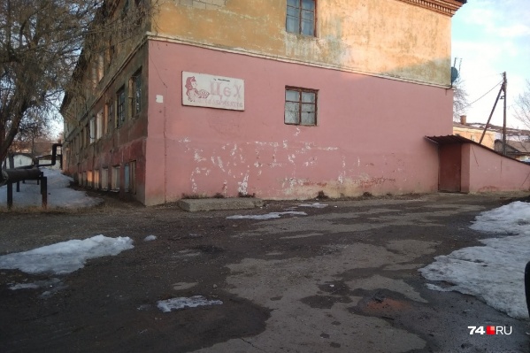 Умершая и её родные, по данным СМИ, работали в этом цехе Умершая и её родные, по данным СМИ, работали в этом цехе