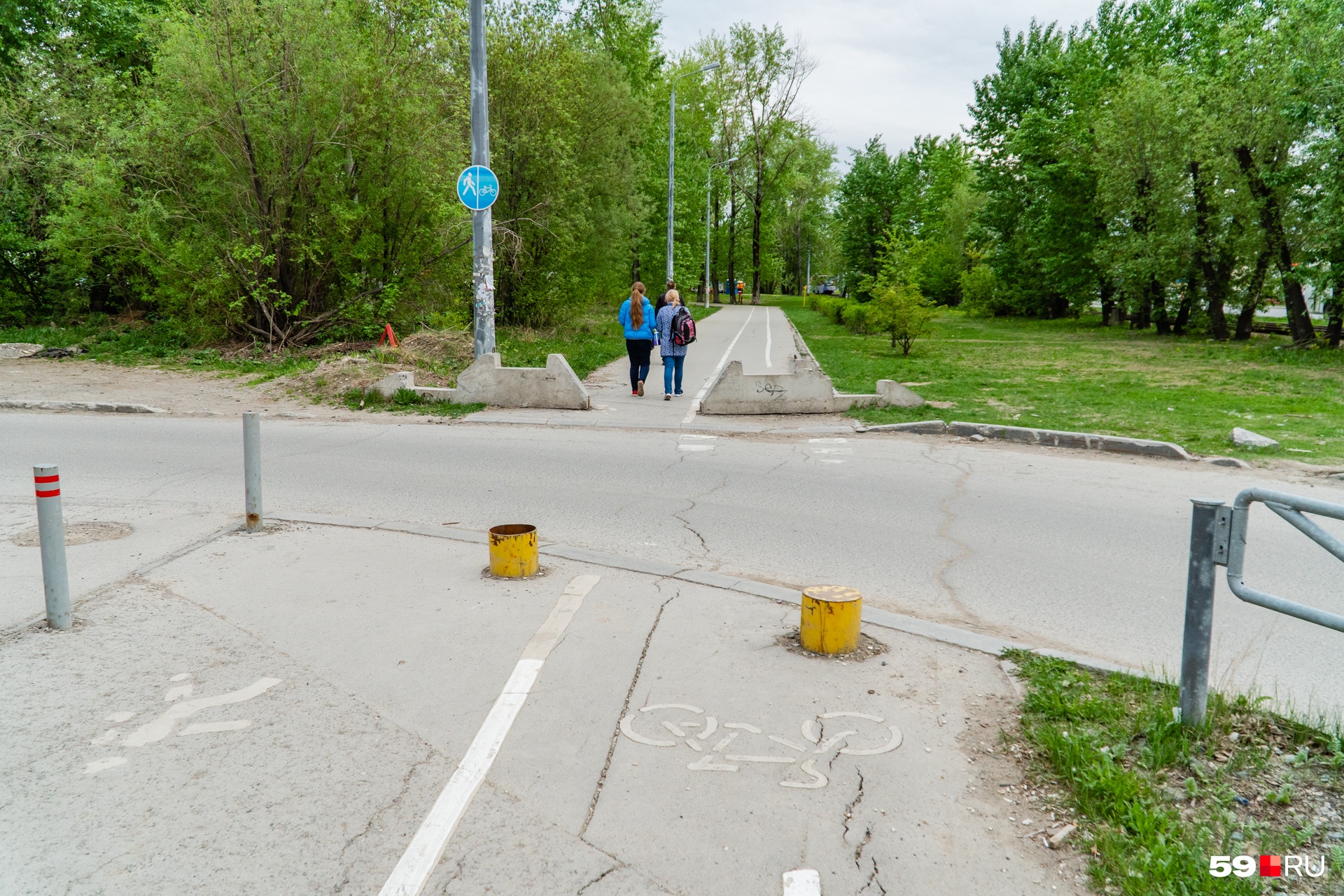 Бетонный блок на велодорожке Бетонный блок на велодорожке