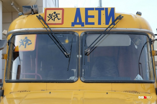 По словам свидетеля, из автобуса, в котором везли детей, повалил дым, детей начали эвакуировать По словам свидетеля, из автобуса, в котором везли детей, повалил дым, детей начали эвакуировать