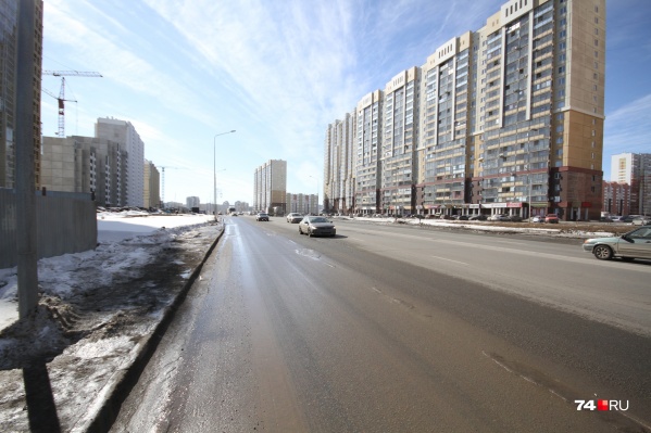 Жильцов нескольких домов и магазины разделяют шесть полос Жильцов нескольких домов и магазины разделяют шесть полос