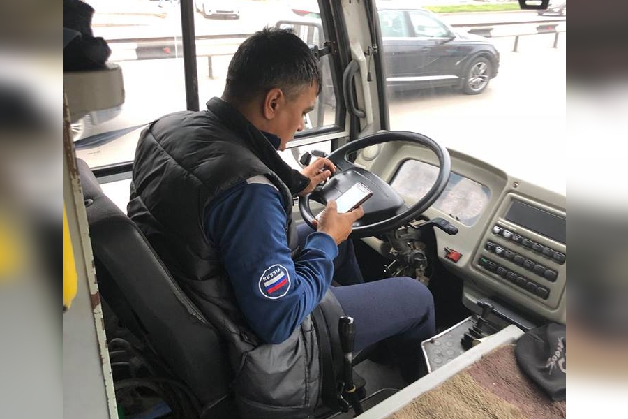Водитель автобуса в котором к мест продает билеты и по одному пропускает пассажиров в автобус
