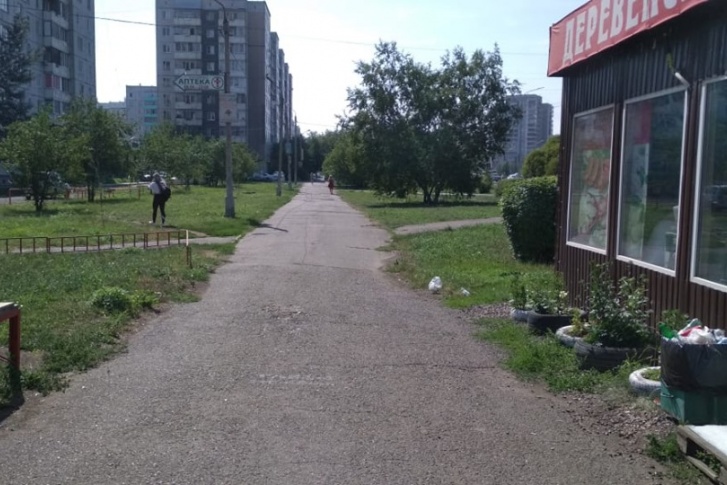 Сейчас тротуар на 9 Мая без лавочек выглядит так Сейчас тротуар на 9 Мая без лавочек выглядит так
