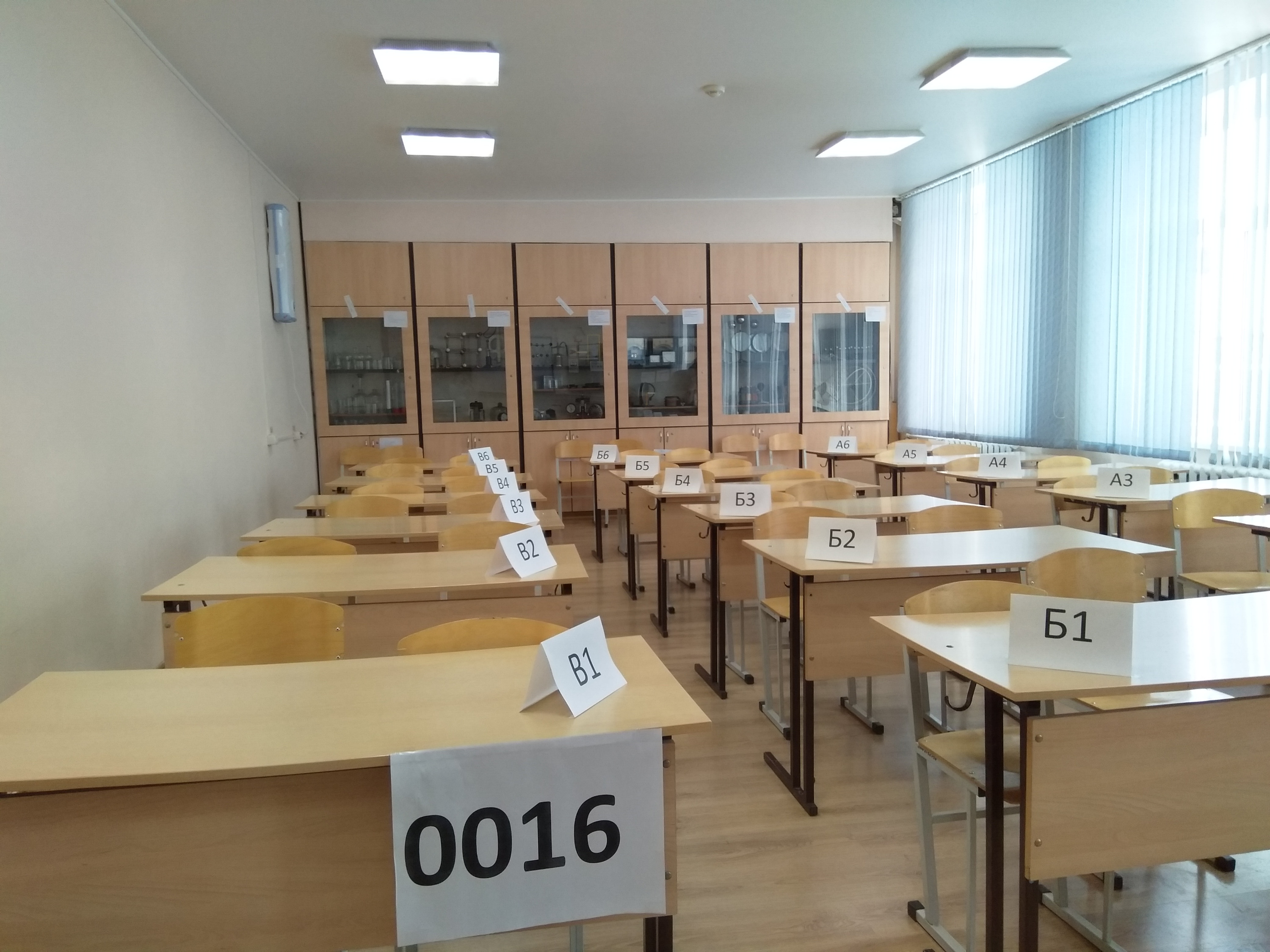 Экзамен сдавали 12 человек Экзамен сдавали 12 человек