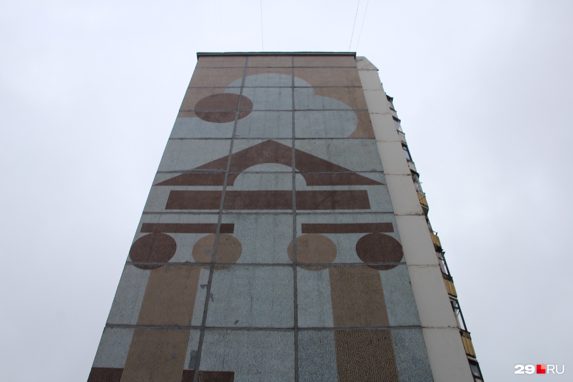 Мозаика на доме № 29 по проспекту Дзержинского — одна из самых больших в Архангельске<br>
