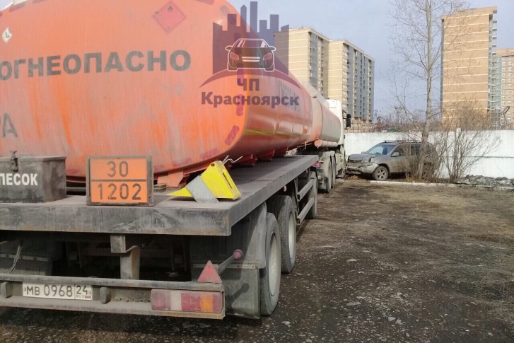 Бензовоз скатился к забору Бензовоз скатился к забору